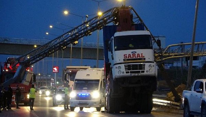 Lapseki'de Konteyner Taşıyan Vinç, Plaka Tanımlama Sistemine Çarptı