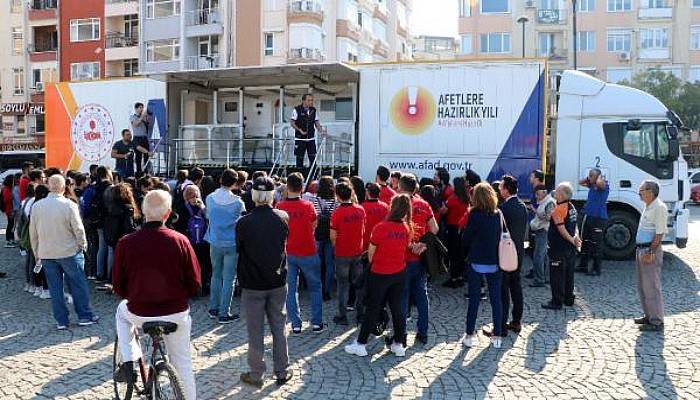 Öğrenciler, Simülasyon TIR'ında 7.4'lük Depremi Yaşadı