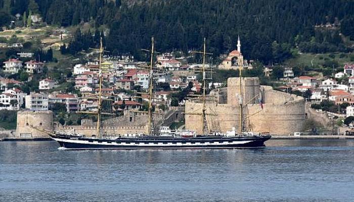 Dünya Turundaki Tarihi Yelkenli Gemi Çanakkale Boğazı'ndan Geçti