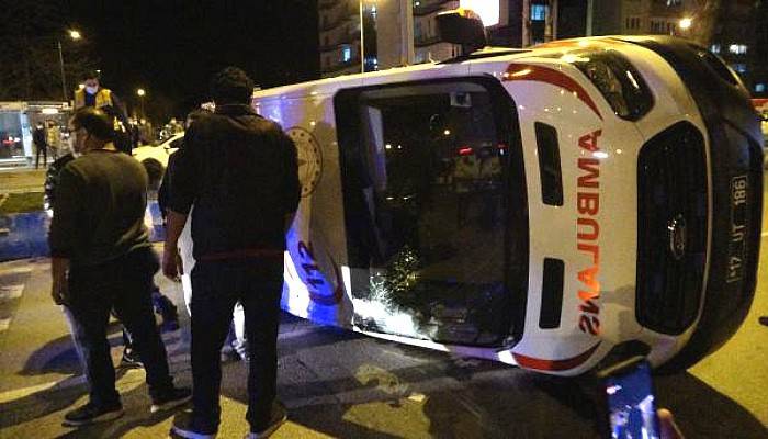 Çanakkale'de Hasta Taşıyan Ambulansla Taksi Çarpıştı: 5 Yaralı