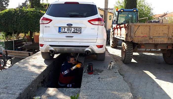 Otomobilin Tekerlek Boşluğuna Giren Kediyi İtfaiye Kurtardı 