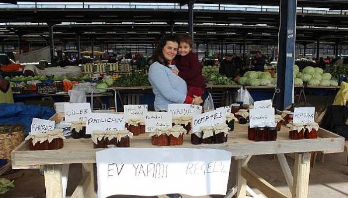 Hasta Oğlunun İhtiyaçları İçin Reçel Yapıp, Satıyor 