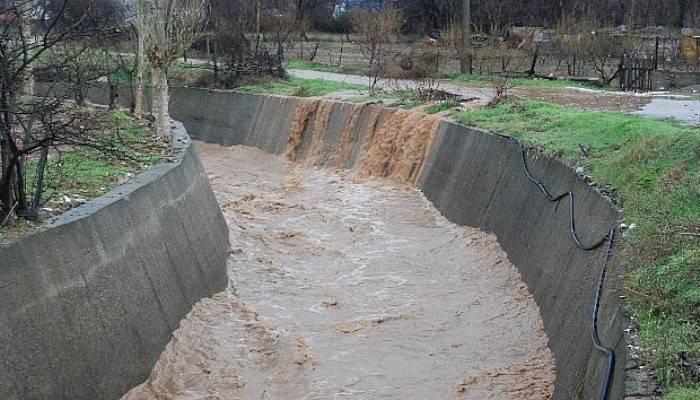 Bayramiç'te Şiddetli Yağış Hayatı Felç Etti