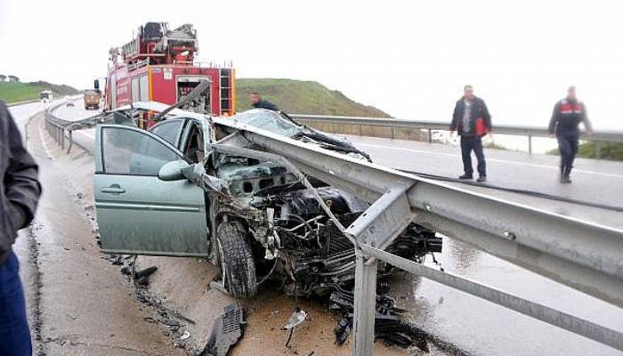 Bariyerlere Çarpan Otomobilin Sürücüsü Yaralandı