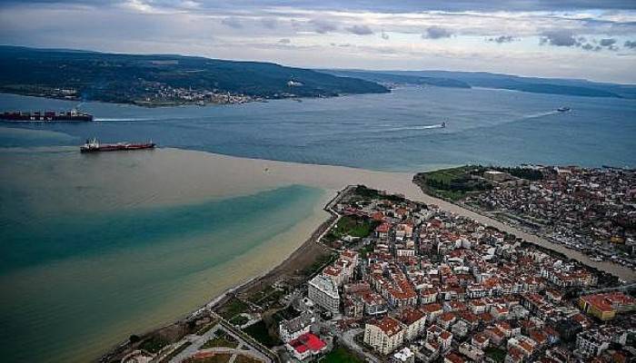 Sarıçay'dan Akan Çamurlu Su, Çanakkale Boğazı'nın Rengini Değiştirdi