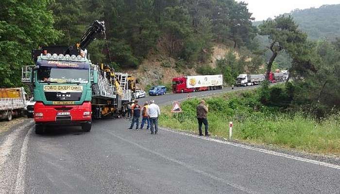 Makine Taşıyan TIR'ın Şasisi Kırıldı; Çanakkale-İzmir Karayolu Ulaşıma Kapandı