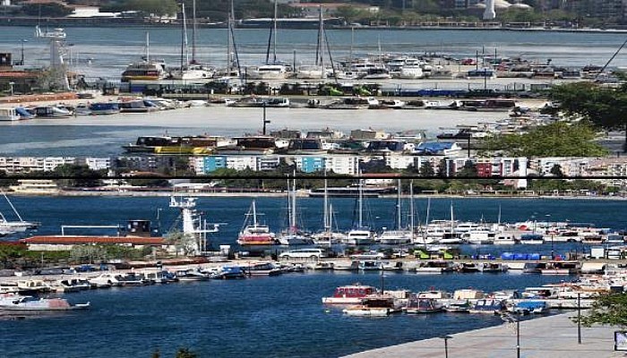 Çanakkale'de Kuvvetli Rüzgar Deniz Salyasını Dağıttı