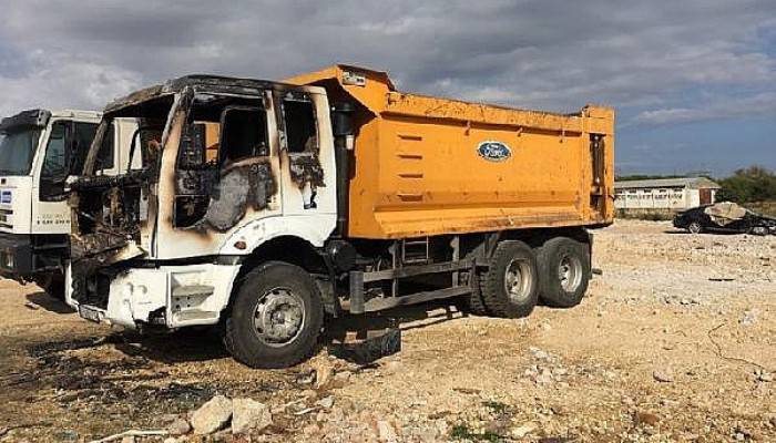 Gelibolu'da Park Halindeki Hafriyat Kamyonu Yandı