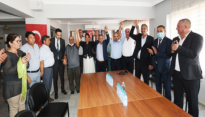 CHP'den AK Parti'ye Geçen Üyelere Rozetlerini AK Parti’li Turan Taktı