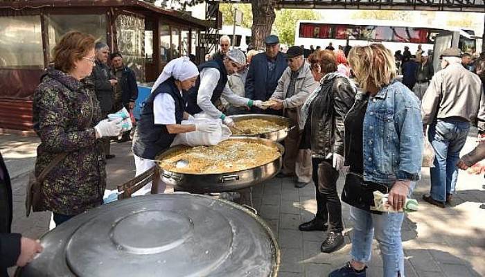 Çanakkale Belediyesi Kandil Pilavı Dağıttı