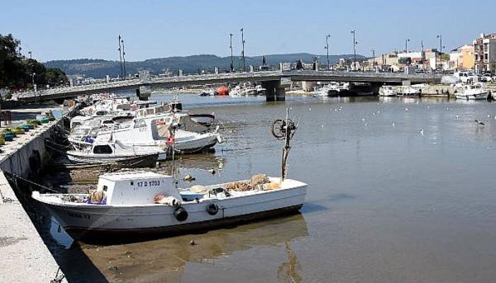 Sarıçay'da Sular Çekildi, Tekneler Karaya Oturdu