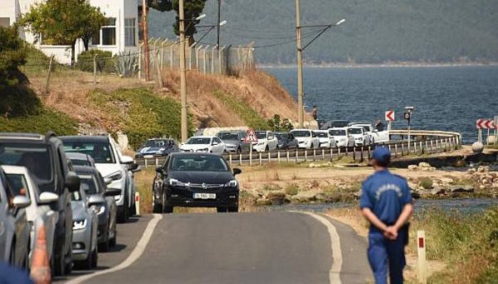 Çanakkale’de Tatilcilerin Feribot Kuyruğu