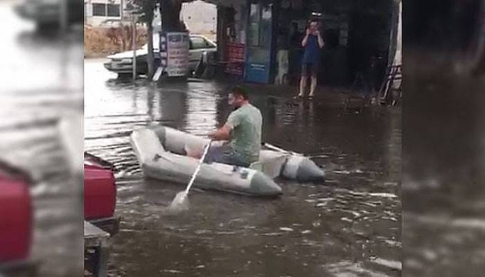 Sosyal Medyada İlgi Çeken Görüntü! Göle Dönen Yolda Botla Dolaştı 