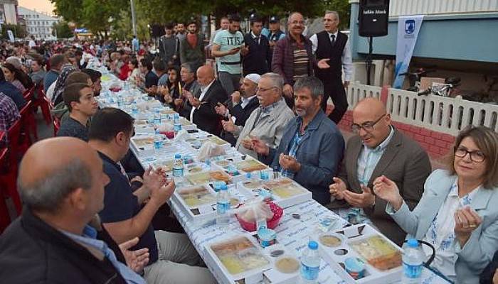 Çanakkale Belediyesi'nin Mahalle İftarları Başladı