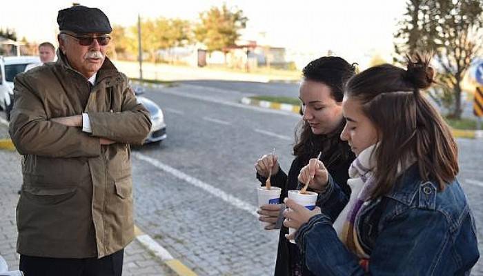 Başkan Gökhan, Üniversite Öğrencilerine Sıcak Çorba İkram Etti