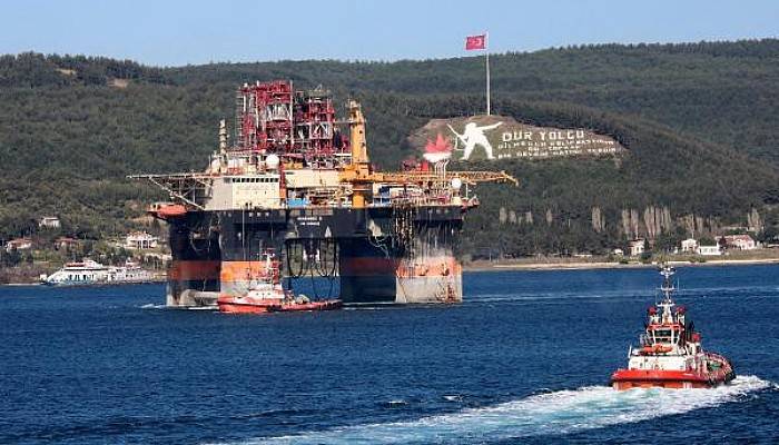 Petrol arama Platformu 'Scarabeo 9', Çanakkale Boğazı'ndan Geçti