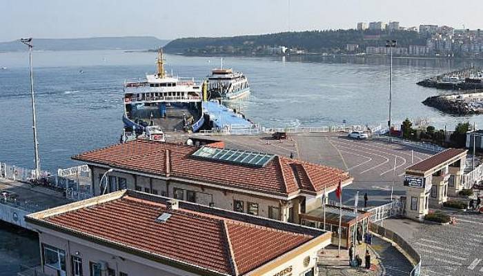 Gökçeada ve Bozcaada'ya Feribot Seferlerine Fırtına Engeli