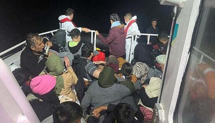 Yunanistan'ın Geri İttiği Lastik Bottaki 40 Göçmen Kurtarıldı