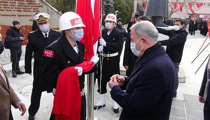 Çanakkale Deniz Zaferi'nin 107'nci Yılı; Altın Madalyalı Türk Bayrağı Göndere Çekildi