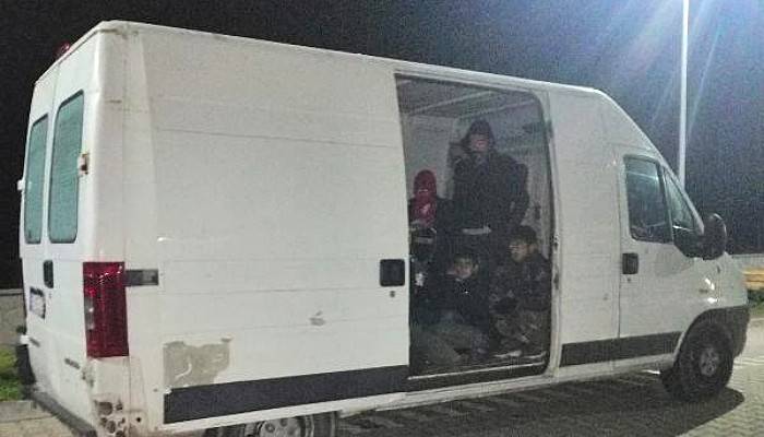 Kamyonet Kasasında 49 Kaçak Göçmen Yakalandı