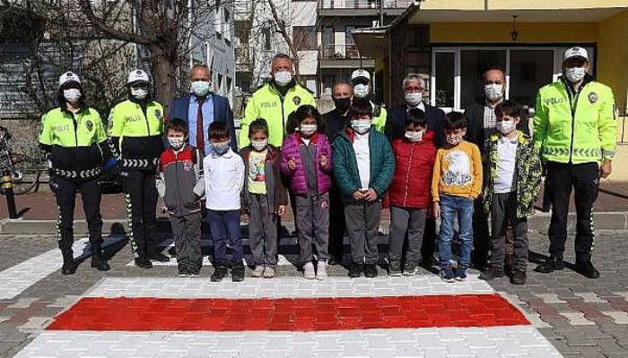 Valiye Mektup Yazdı, İlkokulunun Yaya Geçidi Kırmızıya Boyandı