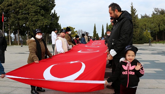 Down Sendromlu 21 Çocuk, Şehitler Abidesi’nde 21 Metrelik Türk Bayrağı Açtı