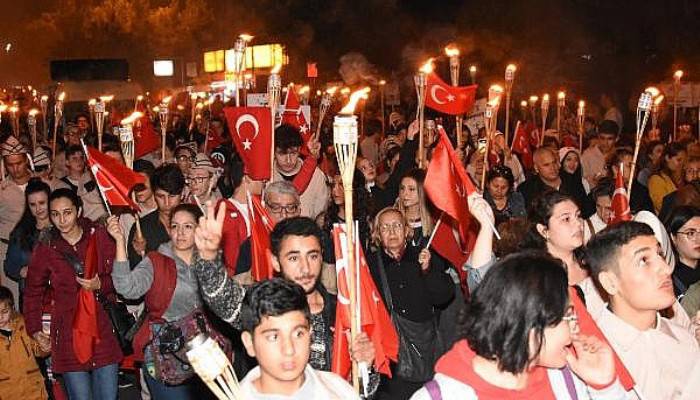 Çanakkale'de Cumhuriyet Coşkusu Fener Alayı'nda Yaşandı