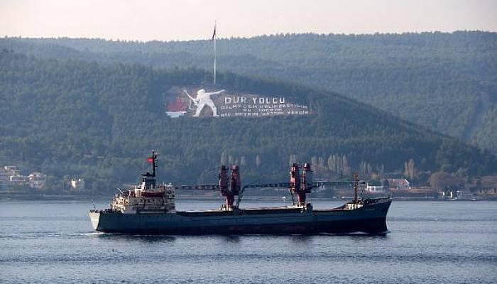 Rus Askeri Kargo Gemisi, Çanakkale Boğazı'ndan Geçti