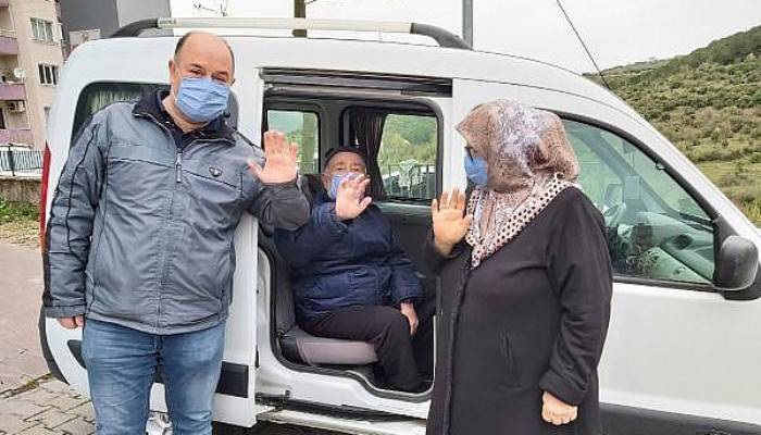 Çan'da Koronayı Yenen Dede, Kızı ve Torunu Alkışlarla Taburcu Oldu