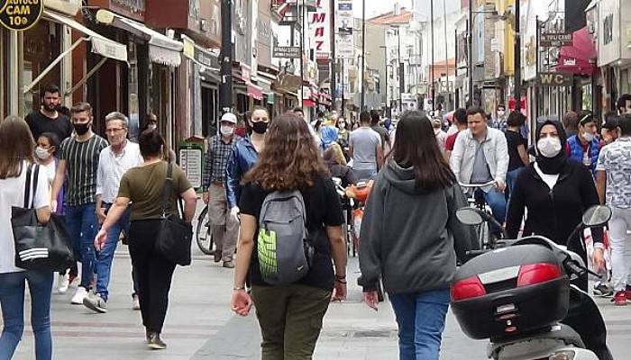 Çanakkale’de Gençler Sokağa Çıktı, Sosyal Mesafe kuralı Hiçe Sayıldı