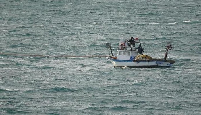 Çanakkale Boğazı'nda Sürüklenen Balıkçı Teknesi, Barınağa Yanaştırıldı