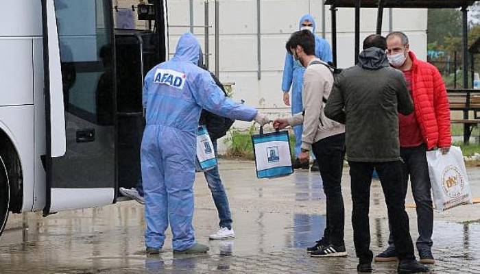 Çanakkale'de Karantinaya Alınan 89 Kişilik Mürettebat, Evlerine Uğurlandı