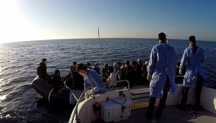 Yunanistan'ın Ölüme Terk Ettiği 53 Kaçak Göçmeni Sahil Güvenlik Kurtardı