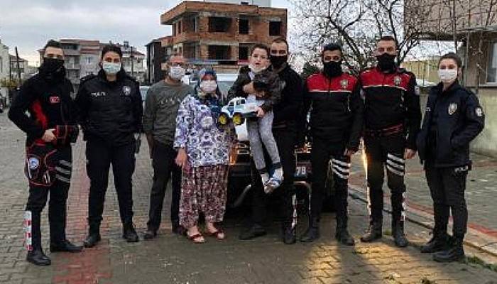 Biga'da Polislerden Engelli Yiğit'e Doğum Günü Sürprizi