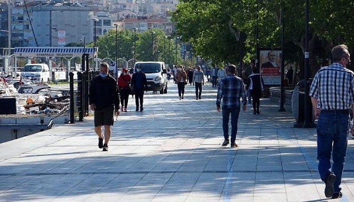 Çanakkaleliler 1,5 Ay Sonra Kordonda Yürüdü