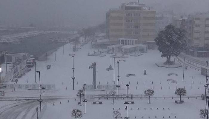 Çanakkale'de Yoğun Kar Yağışı Deniz Ulaşımını Etkiledi