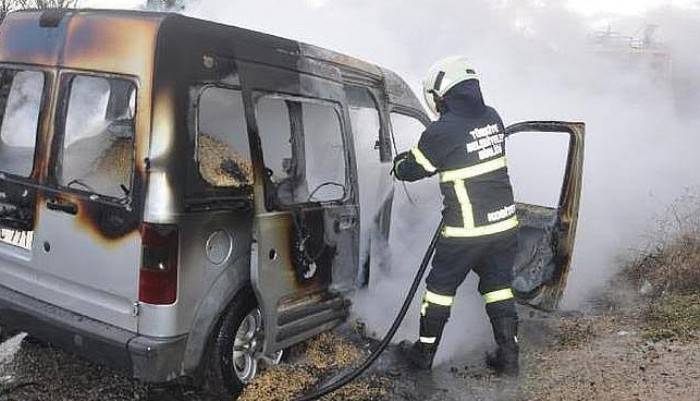 Hayvan Yemi Yüklü Hafif Ticari Araç Yanarak Kullanılamaz Hale Geldi