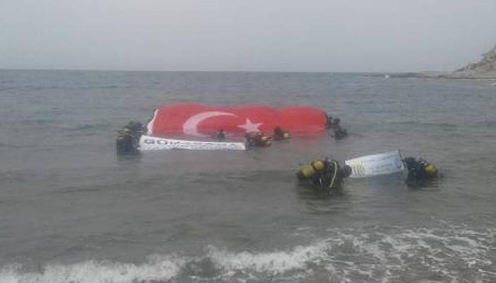 Guinness Rekortmeni Cem Karabay, Su Altında Dev Türk Bayrağı Açtı