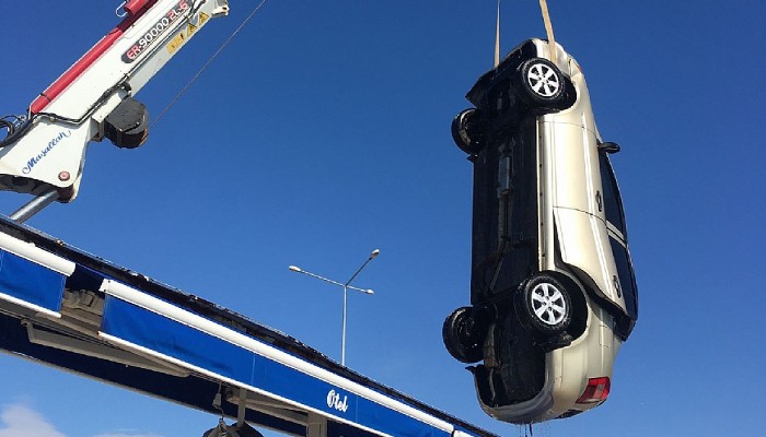 El Freni Çekilmeyen Otomobil, Denize Düştü 