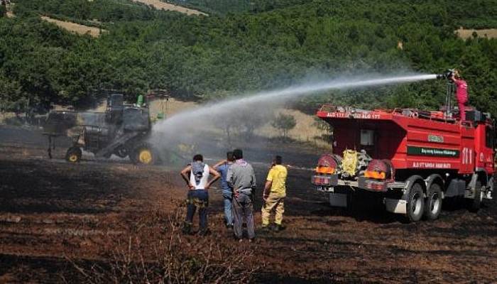 Biçerdöver Alev Aldı, 1 Hektar Tarım Alanı Kül Oldu