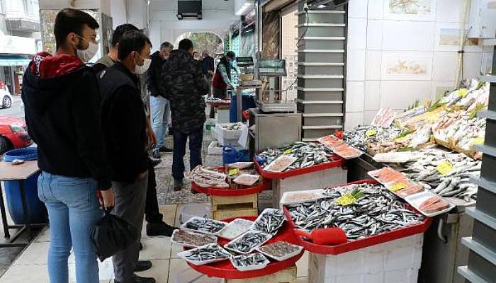 Çanakkale'de Sokağa Çıkma Kısıtlaması Öncesi Vatandaşlar Balıkhaneye Akın Etti