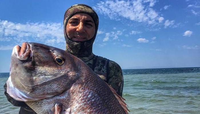 Kendisinden Yaşlı 12 Kiloluk Balığı Avladı