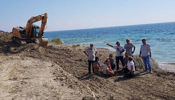 Bozcaada'da Sahilde Kepçeyle Çalışmaya Tepki