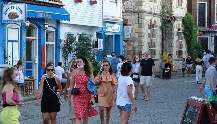 Tatilcilerle Dolup Taşan Bozcaada'da Esnaf Mutlu, Halk Tedirgin