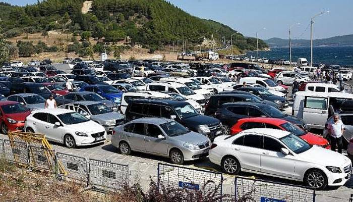 Çanakkale'de Feribot Yoğunluğu Başladı