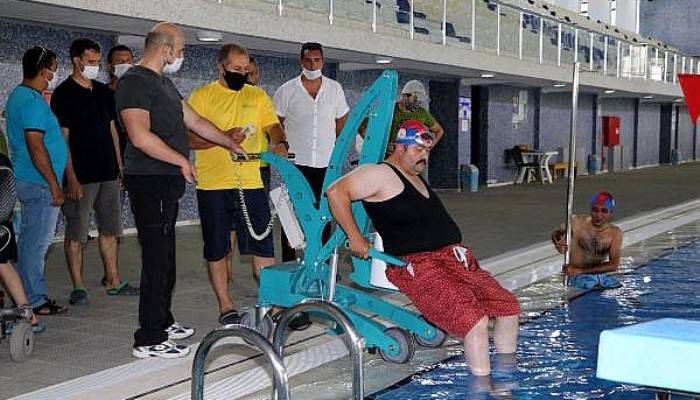 Çanakkale'de Engelliler Havuza Asansörle Girip, Çıkıyor