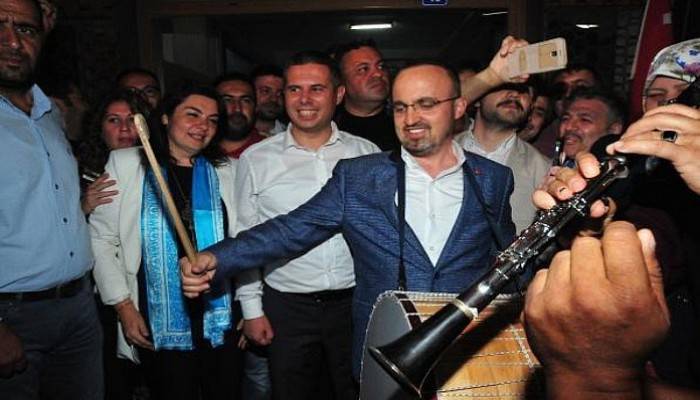 AK Parti'den Davullu Zurnalı Kutlama