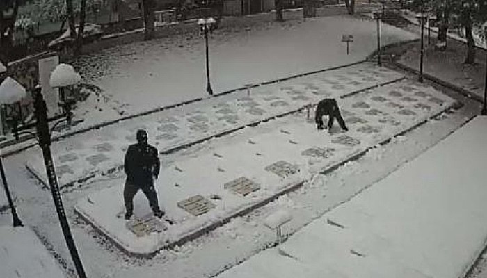 Şehitlikte Duygulandıran Görüntüler