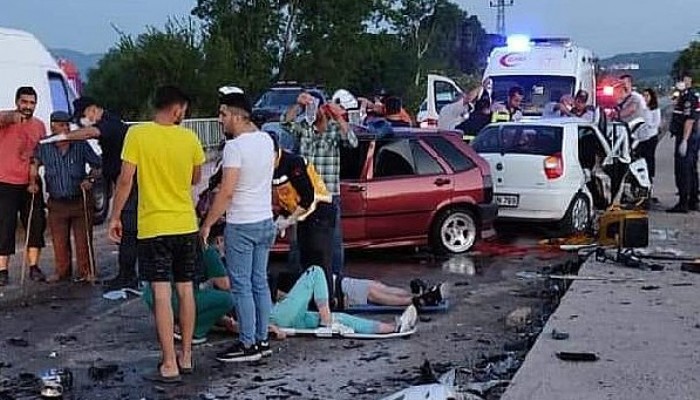 İki Otomobil Kafa Kafaya Çarpıştı: 3 Ölü, 5 Yaralı