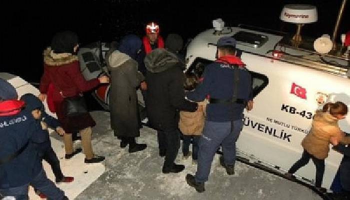 Kaçak Göçmenler, Teknelerinin Motoru Bozulup, Yardım İsteyince Yakalandı